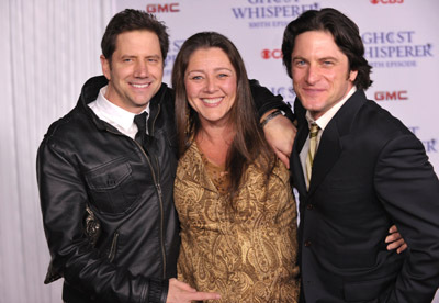 Jamie Kennedy, Camryn Manheim and David Conrad at event of Ghost Whisperer (2005)