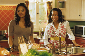 Still of Regina King and Sharon Leal in This Christmas (2007)