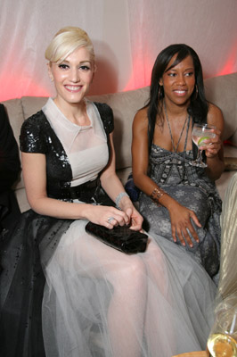 Regina King and Gwen Stefani at event of The 79th Annual Academy Awards (2007)