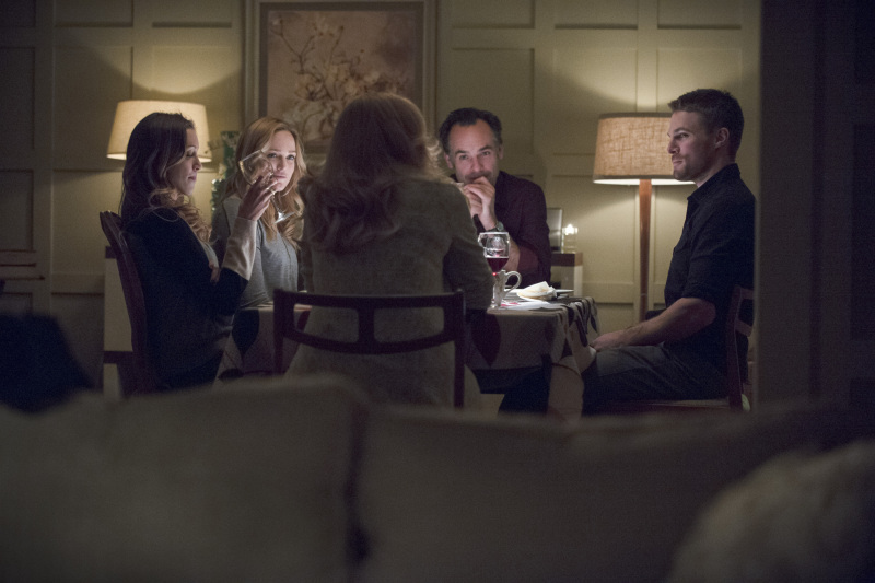 Still of Alex Kingston, Paul Blackthorne, Katie Cassidy, Stephen Amell and Caity Lotz in Strele (2012)