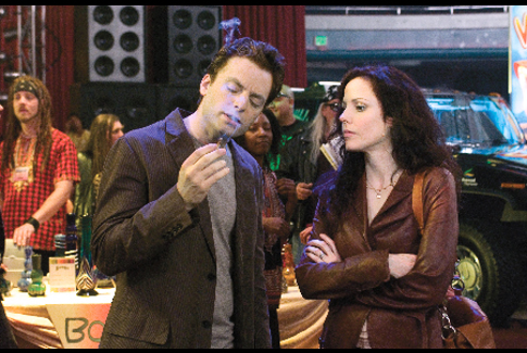 Still of Mary-Louise Parker and Justin Kirk in Weeds (2005)