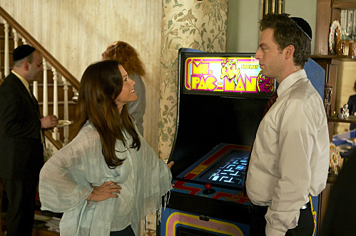 Still of Alanis Morissette and Justin Kirk in Weeds (2005)