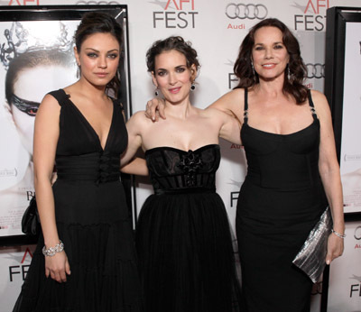 Winona Ryder, Barbara Hershey and Mila Kunis at event of Juodoji gulbe (2010)