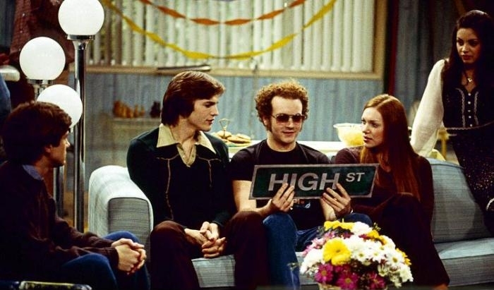 Still of Mila Kunis, Ashton Kutcher, Danny Masterson, Topher Grace and Laura Prepon in That '70s Show (1998)