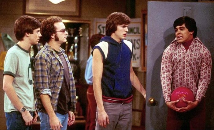 Still of Ashton Kutcher, Danny Masterson, Wilmer Valderrama and Topher Grace in That '70s Show (1998)