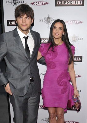 Demi Moore and Ashton Kutcher at event of The Joneses (2009)