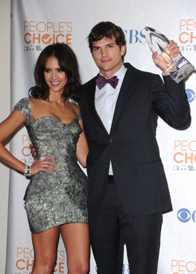 Jessica Alba and Ashton Kutcher at event of The 36th Annual People's Choice Awards (2010)