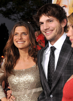 Ashton Kutcher and Lake Bell at event of What Happens in Vegas (2008)