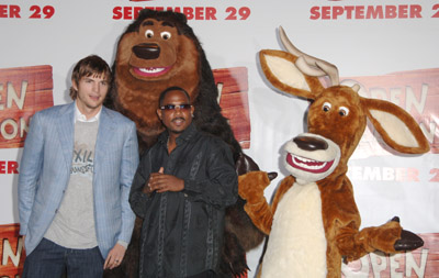 Martin Lawrence and Ashton Kutcher at event of Medziokles sezonas atidarytas! (2006)