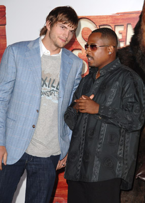 Martin Lawrence and Ashton Kutcher at event of Medziokles sezonas atidarytas! (2006)