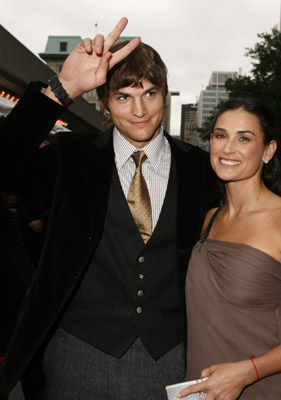 Demi Moore and Ashton Kutcher at event of Bobby (2006)