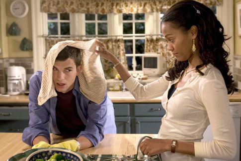 Ashton Kutcher (l) and Zoë Saldaña star in Columbia Pictures/Regency Enterprises' new comedy Guess Who.