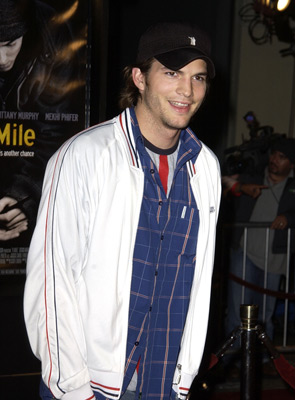 Ashton Kutcher at event of 8 mylia (2002)