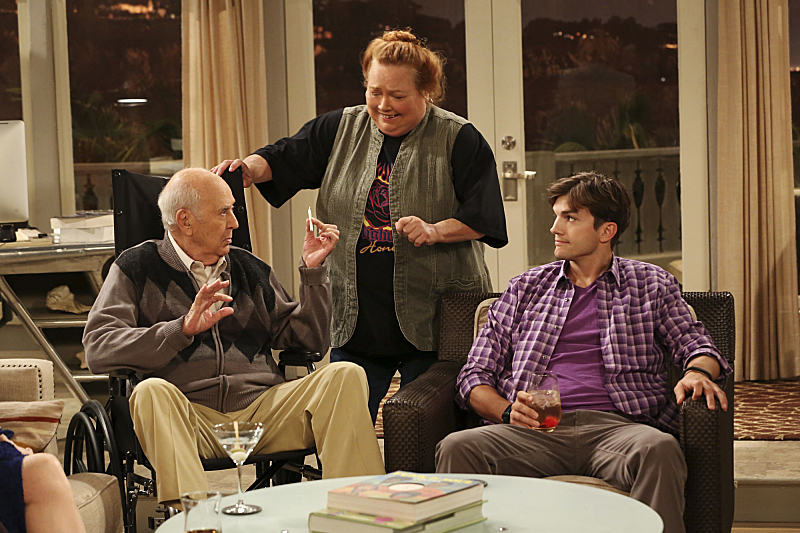 Still of Conchata Ferrell, Ashton Kutcher and Carl Reiner in Two and a Half Men (2003)