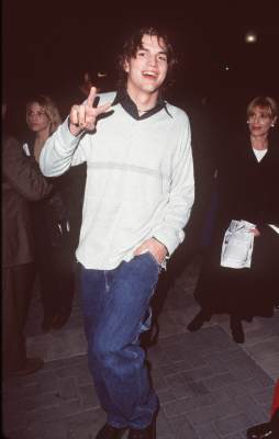 Ashton Kutcher at event of Varsity Blues (1999)