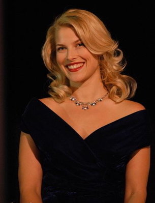 Ali Larter as Evelyn Garland