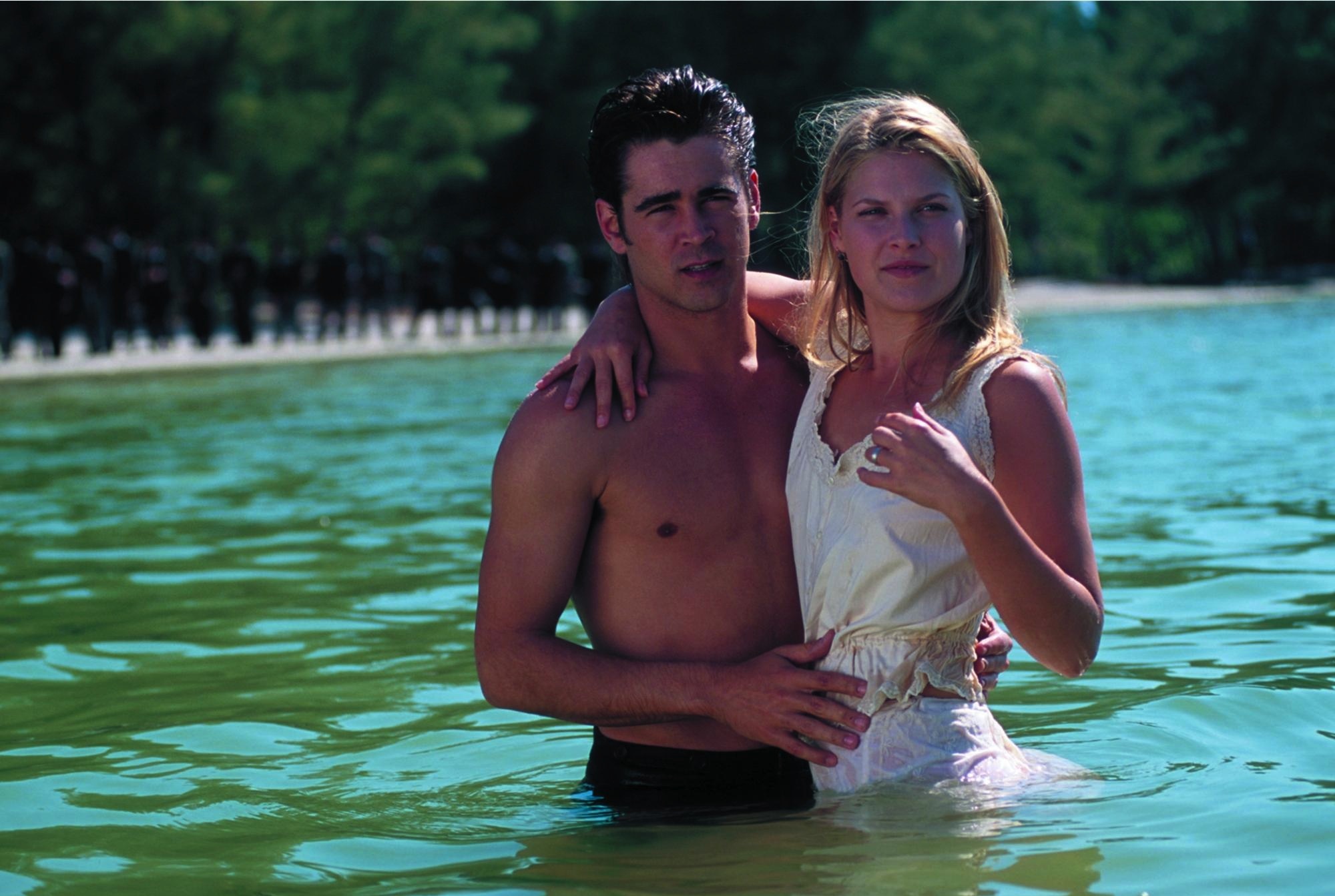 Still of Ali Larter and Colin Farrell in American Outlaws (2001)