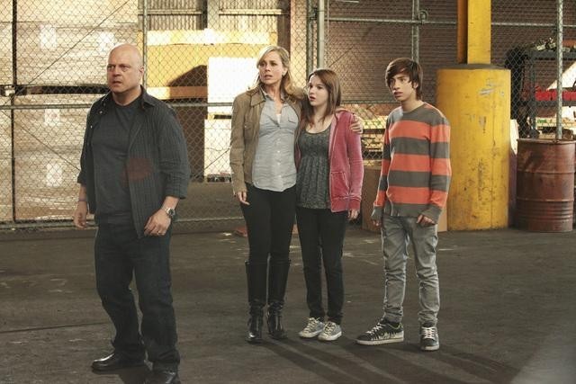 Still of Julie Benz, Michael Chiklis, Lucy Lawless and Kay Panabaker in No Ordinary Family: No Ordinary Beginning (2011)