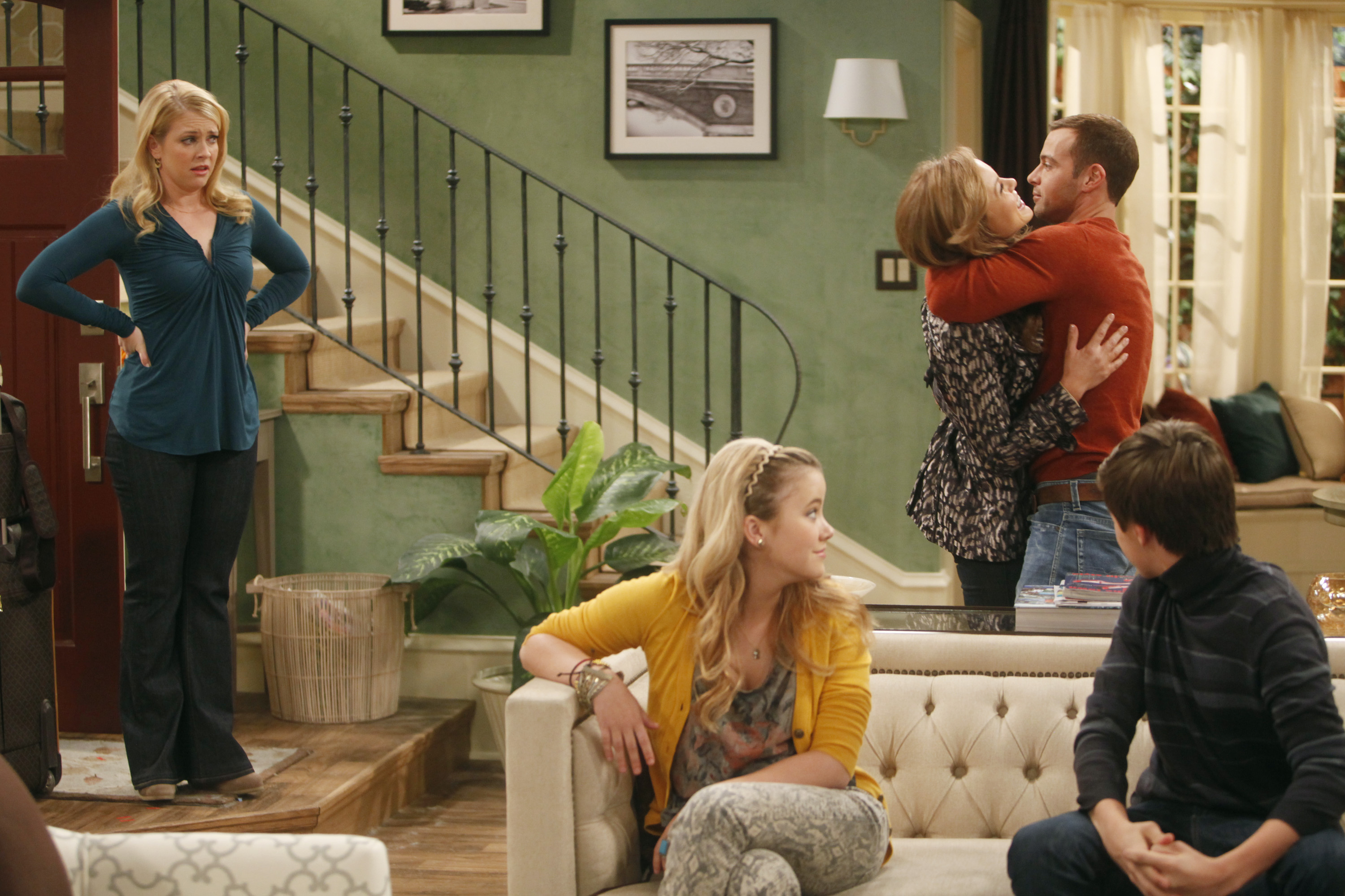 Still of Melissa Joan Hart, Joseph Lawrence, Taylor Spreitler, Anya Monzikova and Nick Robinson in Melissa & Joey (2010)