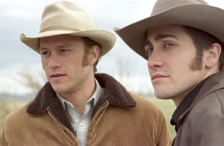 Still of Heath Ledger and Jake Gyllenhaal in Kuprotas kalnas (2005)