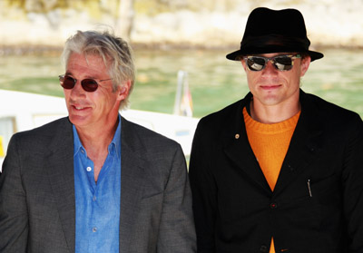 Richard Gere and Heath Ledger at event of Manes cia nera (2007)