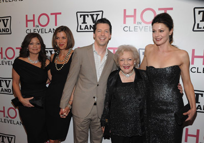 Valerie Bertinelli, Sean Hayes, Jane Leeves, Wendie Malick and Betty White at event of Hot in Cleveland (2010)