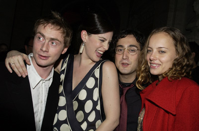 Liv Tyler, Sean Lennon, Bijou Phillips and Royston Langdon at event of Ziedu Valdovas: Dvi tvirtoves (2002)