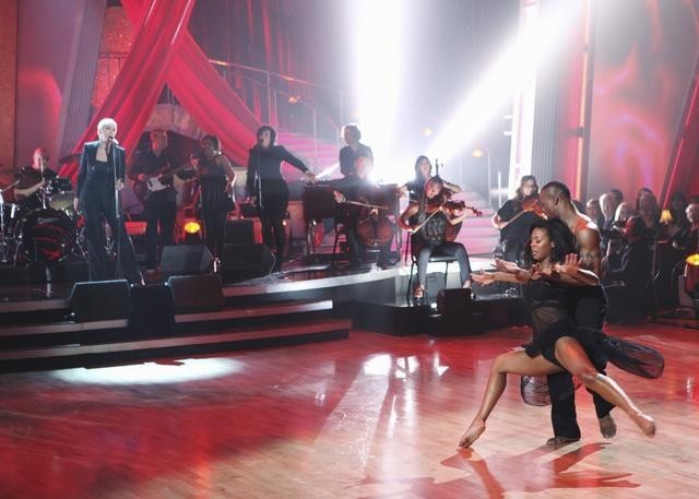 Still of Annie Lennox and Brandon Bryant in Dancing with the Stars (2005)