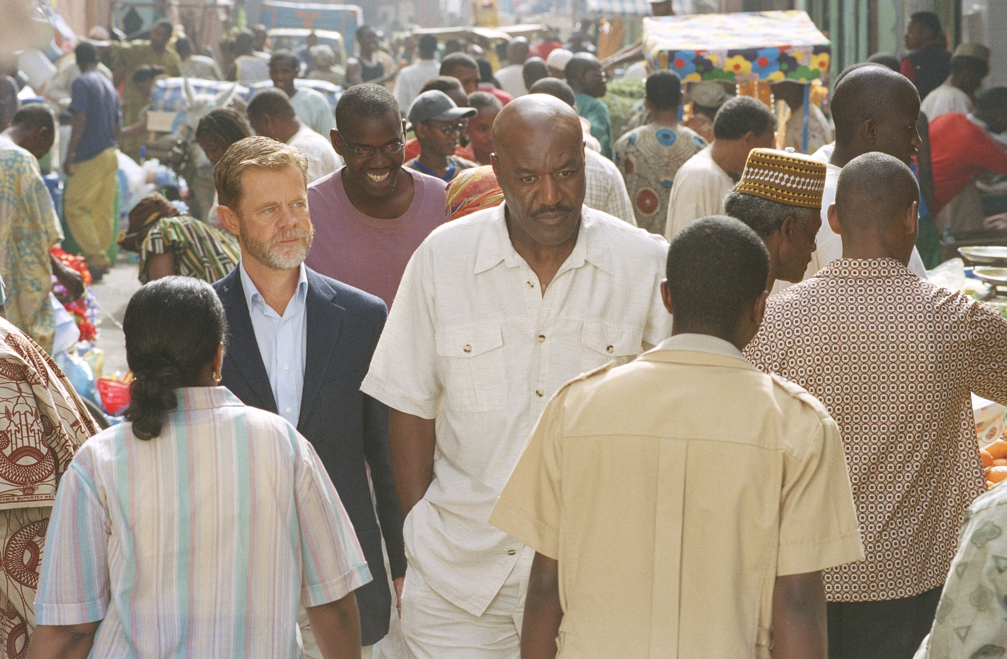 Still of William H. Macy and Delroy Lindo in Sahara (2005)