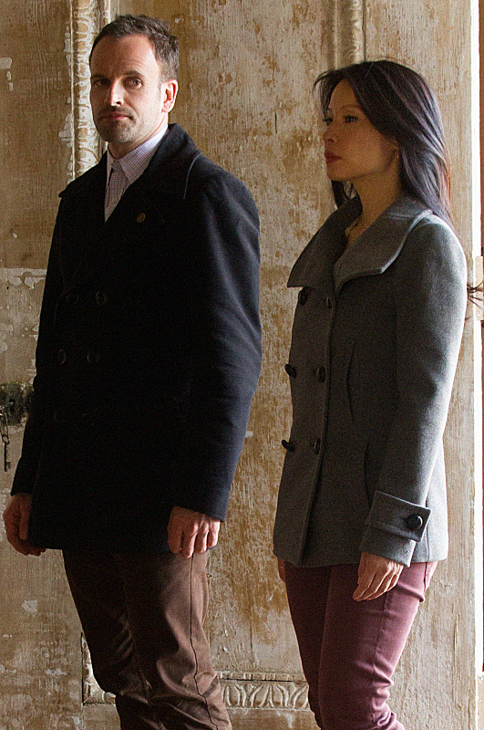 Still of Jonny Lee Miller and Lucy Liu in Elementaru (2012)