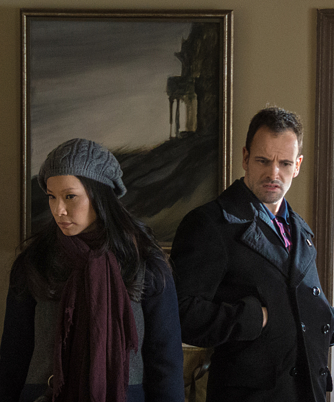 Still of Jonny Lee Miller and Lucy Liu in Elementaru (2012)