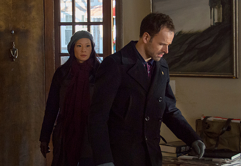 Still of Jonny Lee Miller and Lucy Liu in Elementaru (2012)