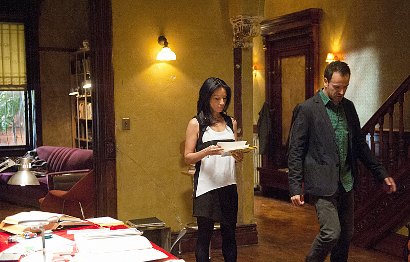 Still of Jonny Lee Miller, Lucy Liu and Jon Michael Hill in Elementaru (2012)