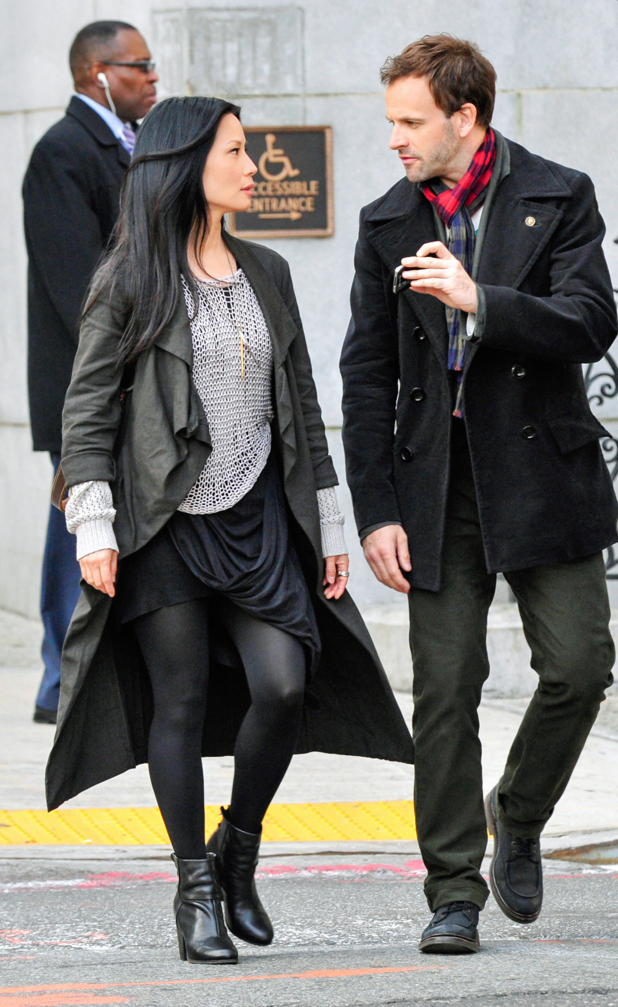 Still of Jonny Lee Miller and Lucy Liu in Elementaru (2012)