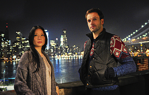 Still of Jonny Lee Miller and Lucy Liu in Elementaru (2012)