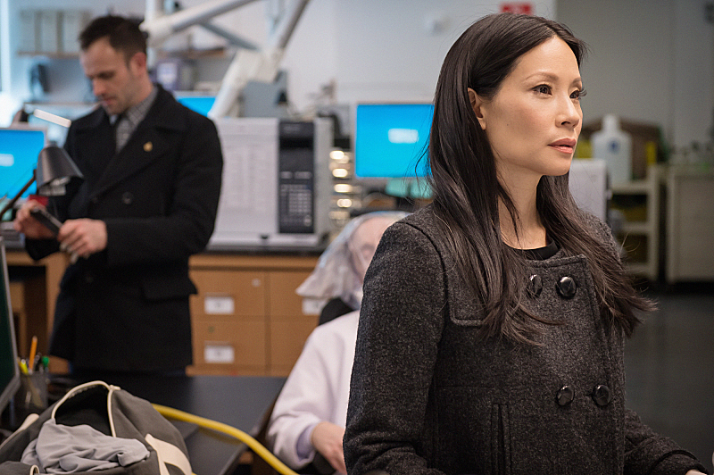 Still of Jonny Lee Miller and Lucy Liu in Elementaru (2012)