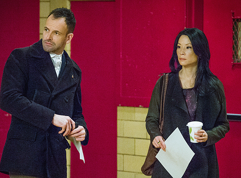 Still of Jonny Lee Miller and Lucy Liu in Elementaru (2012)