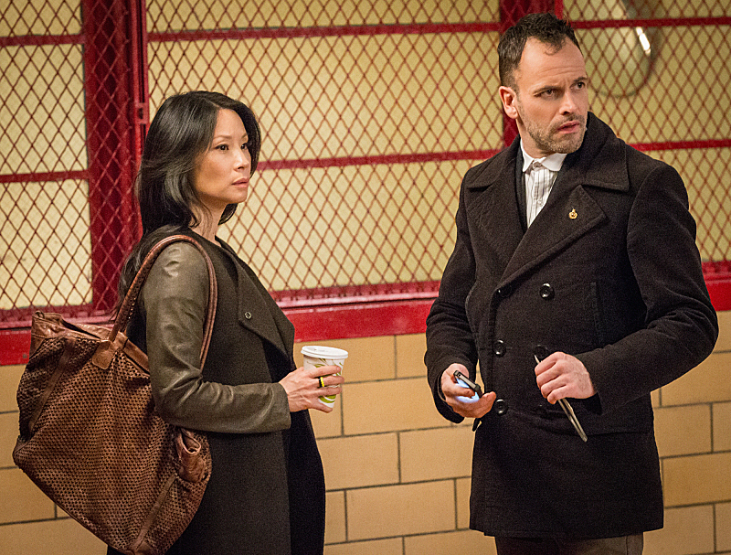 Still of Jonny Lee Miller and Lucy Liu in Elementaru (2012)