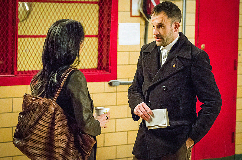 Still of Jonny Lee Miller and Lucy Liu in Elementaru (2012)