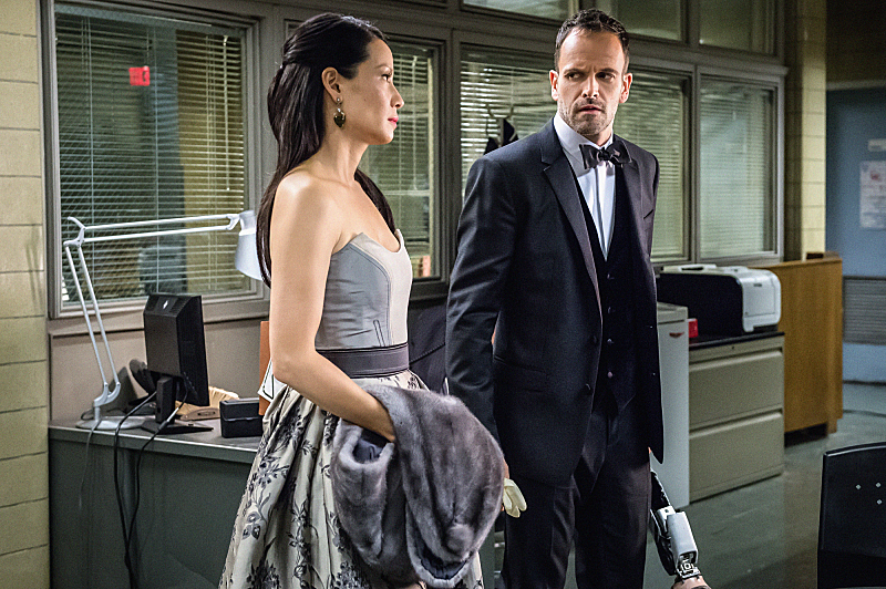 Still of Jonny Lee Miller and Lucy Liu in Elementaru (2012)