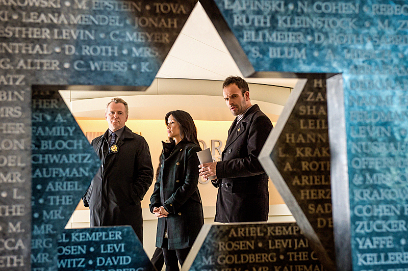 Still of Jonny Lee Miller, Aidan Quinn and Lucy Liu in Elementaru (2012)