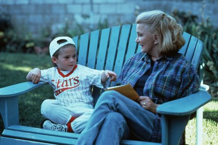 Still of Gena Rowlands and Jake Lloyd in Unhook the Stars (1996)