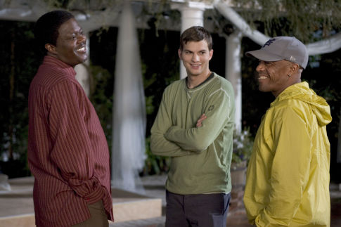 (l to r) Bernie Mac, Ashton Kutcher and director Kevin Rodney Sullivan on the set of Columbia Pictures/Regency Enterprises' new comedy Guess Who.