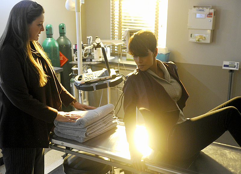 Still of Halle Berry and Camryn Manheim in Extant (2014)