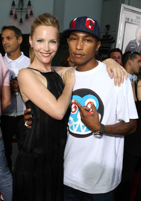 Leslie Mann and Pharrell Williams at event of Superbad (2007)