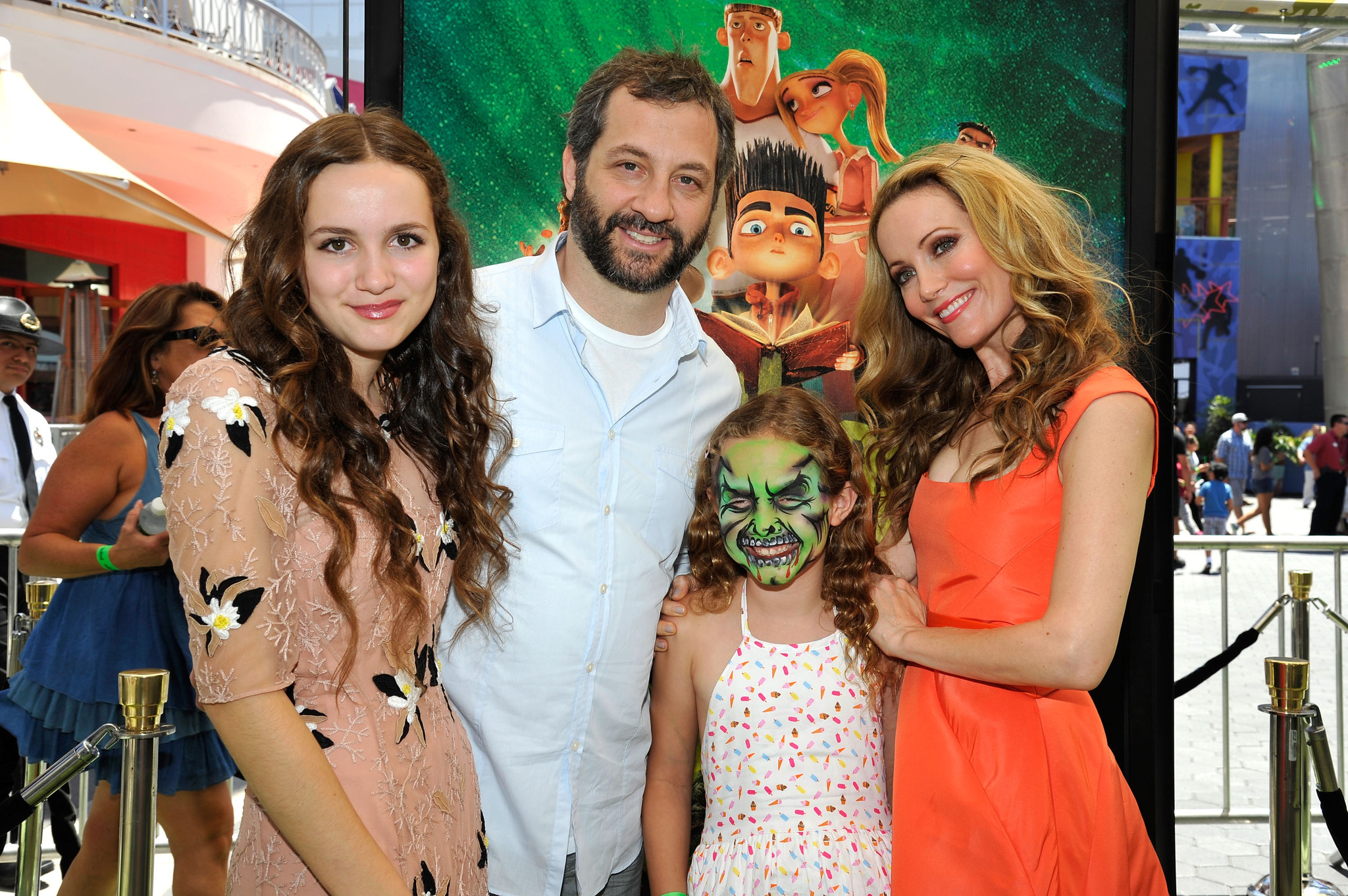 Leslie Mann, Judd Apatow, Maude Apatow and Iris Apatow at event of Paranormanas (2012)