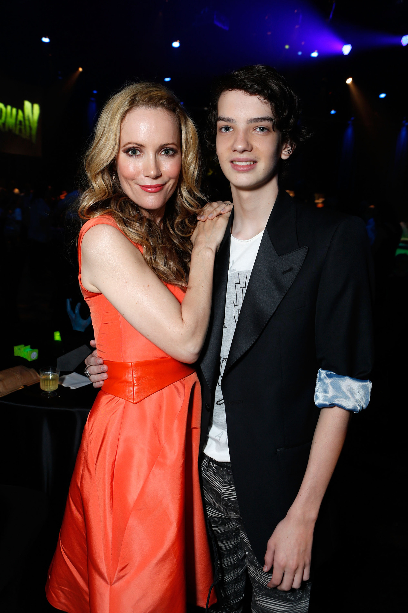 Leslie Mann and Kodi Smit-McPhee at event of Paranormanas (2012)