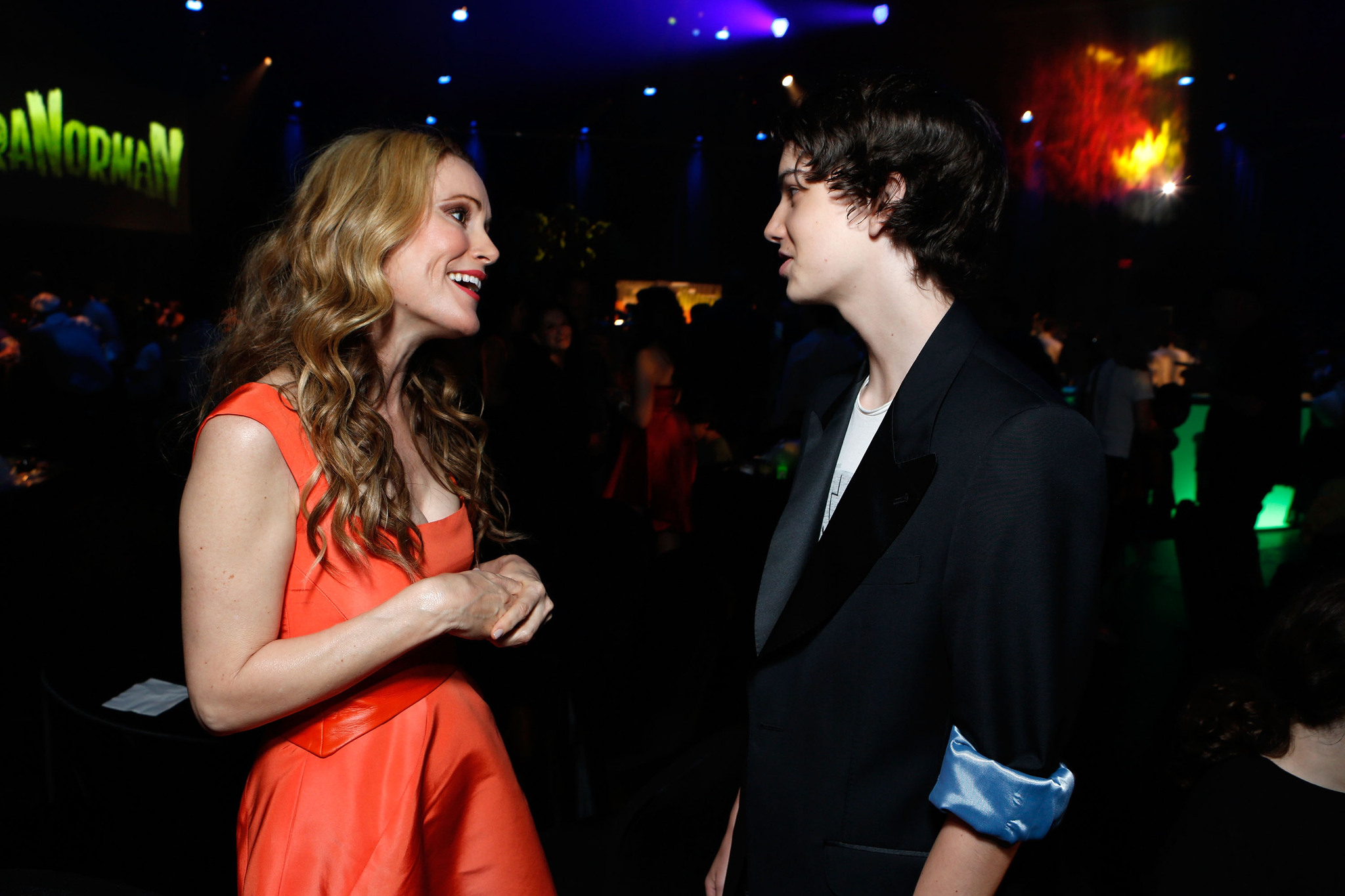 Leslie Mann and Kodi Smit-McPhee at event of Paranormanas (2012)