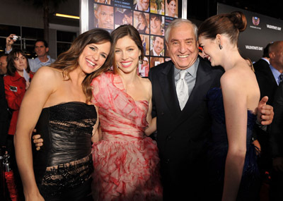Anne Hathaway, Jessica Biel, Jennifer Garner and Garry Marshall at event of Valentino diena (2010)