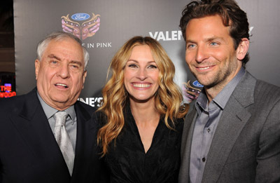 Julia Roberts, Garry Marshall and Bradley Cooper at event of Valentino diena (2010)